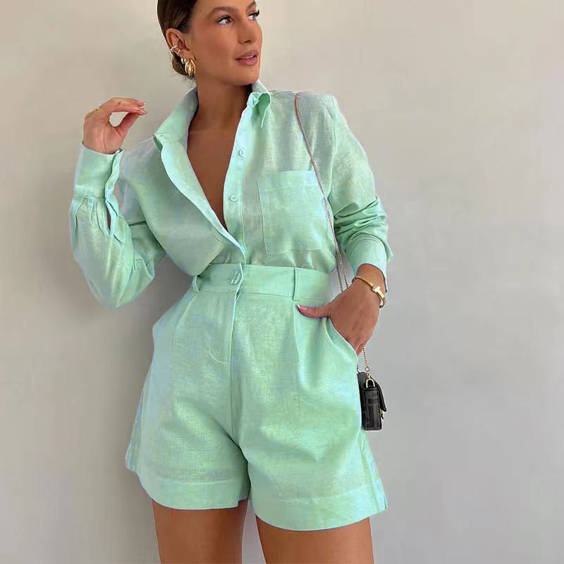 Costume court moderne pour femme, élégance urbaine