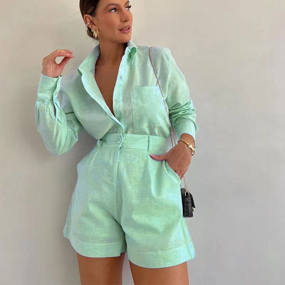 Costume court moderne pour femme, élégance urbaine