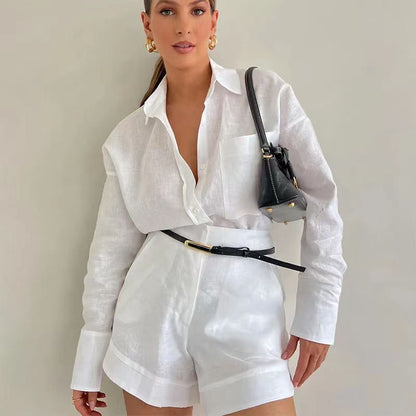 Costume court moderne pour femme, élégance urbaine
