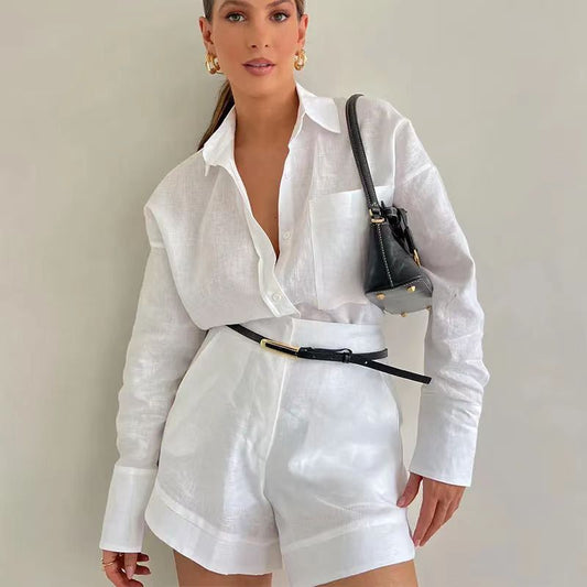 Costume court moderne pour femme, élégance urbaine