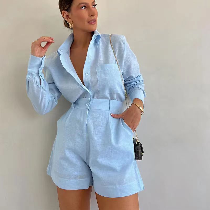 Costume court moderne pour femme, élégance urbaine