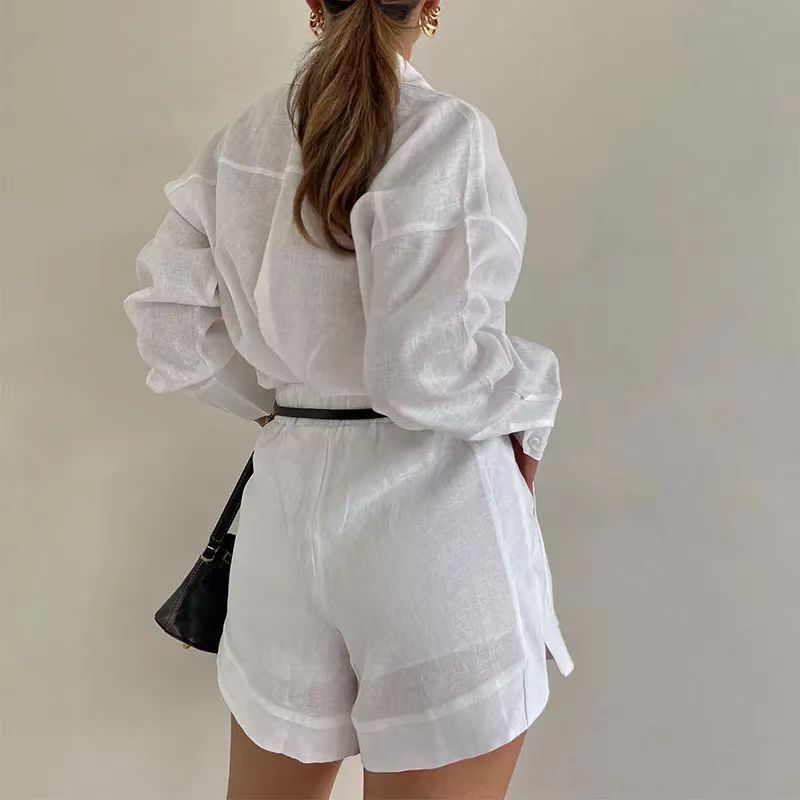Costume court moderne pour femme, élégance urbaine